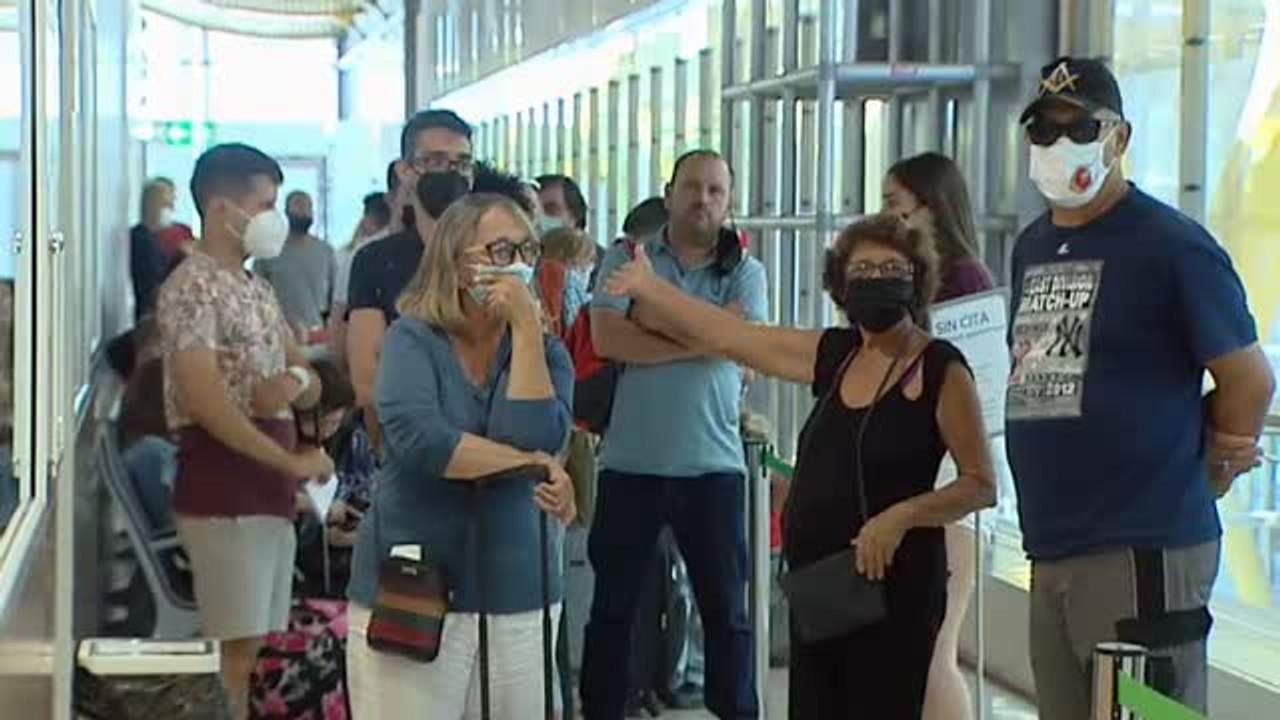 Caos en el aeropuerto de Barajas ante las exigencias de antígenos, PCR, códigos QR e informaciones contradictorias