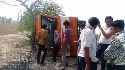 ओवरटेक करते ब्रेक लगाने पर बस पलटी, आठ जने घायल, दो रैफर