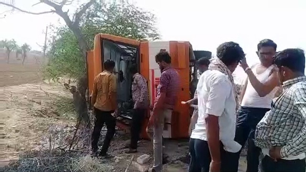 ओवरटेक करते ब्रेक लगाने पर बस पलटी, आठ जने घायल...