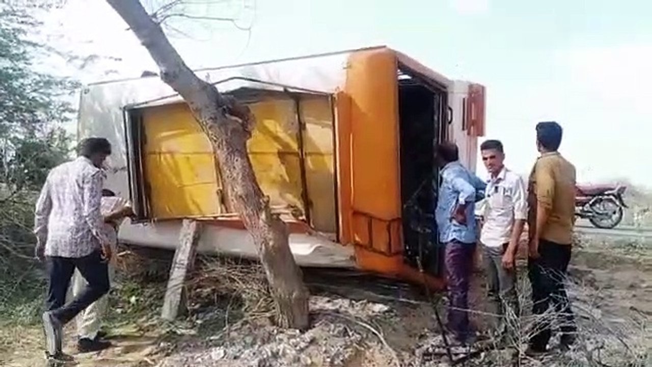 ओवरटेक करते ब्रेक लगाने पर बस पलटी, आठ जने घायल...