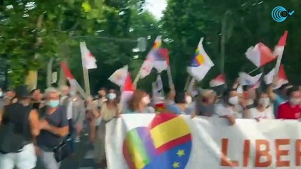 Ciudadanos escoltado por la Policía durante toda la marcha del Orgullo