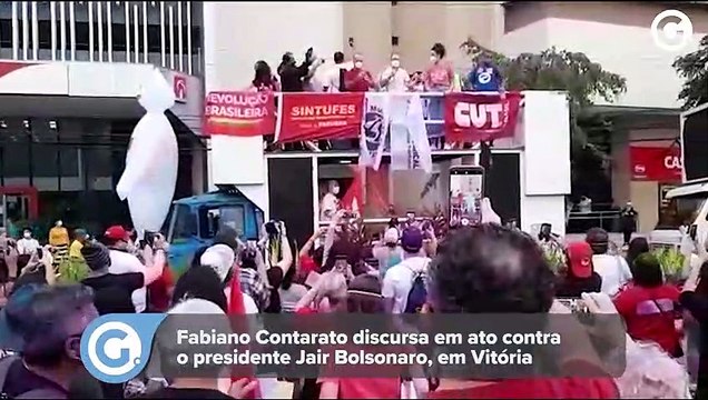 Fabiano Contarato discursa em ato contra o presidente Jair Bolsonaro, em Vitória
