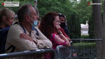 شاهد: وردٌ وشموع على ضريح مغني الروك جيم موريسون في الذكرى الـ50 لرحيله