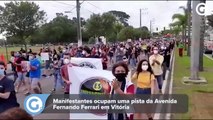 Manifestantes ocupam a Avenida Fernando Ferrari em Vitória