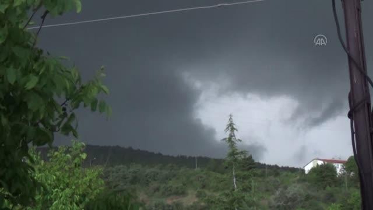 Şiddetli rüzgar bir binanın çatısını uçurdu, ağaç dallarını kırdı