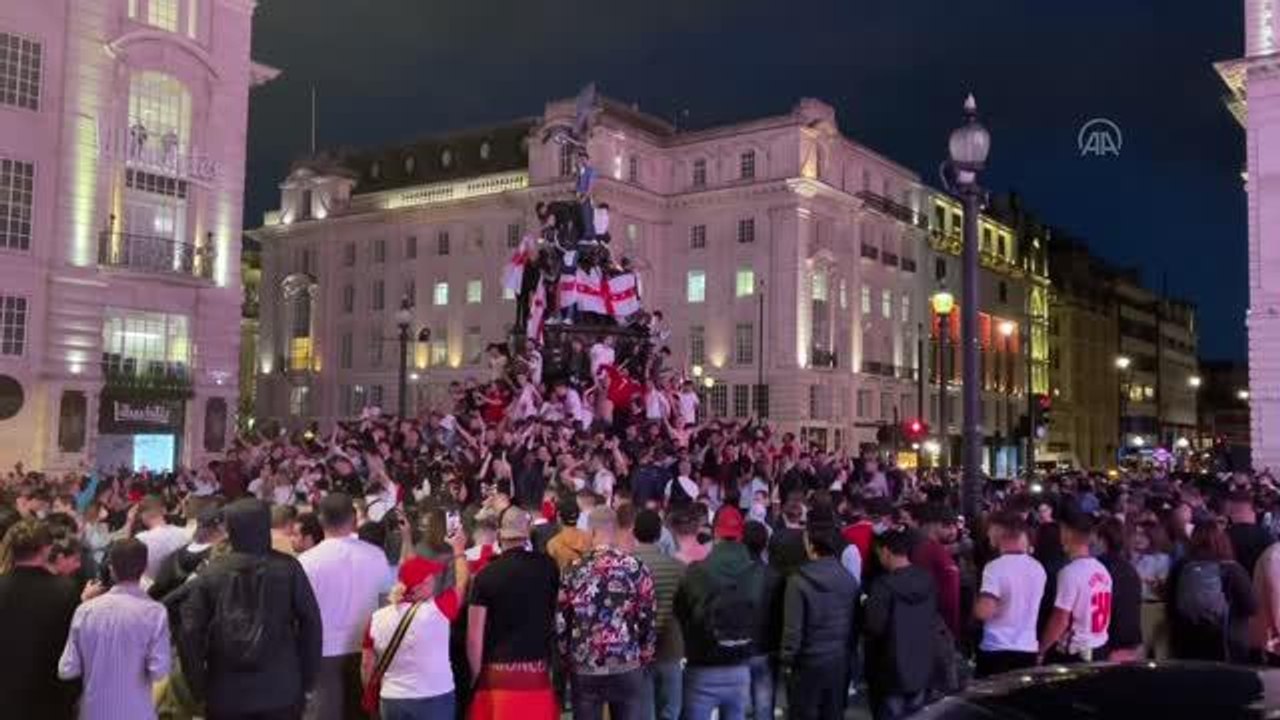 İngiltere Ukrayna maç sonu İngiliz taraftarların sevinç gösterileri