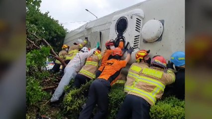 빗길에 체육센터 통근버스 넘어져 60대 사망 / YTN