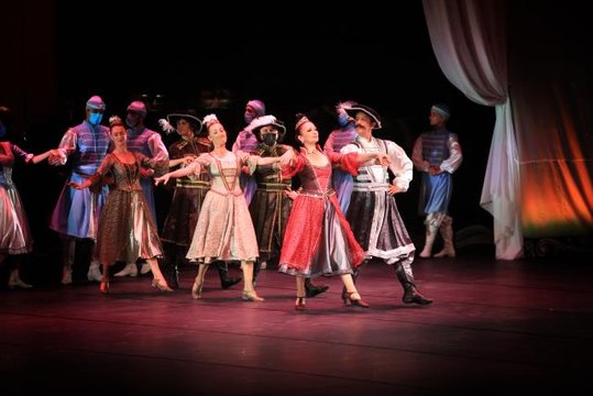 Mersin Devlet Opera ve Balesi Gala Bale seçkisini sahneledi