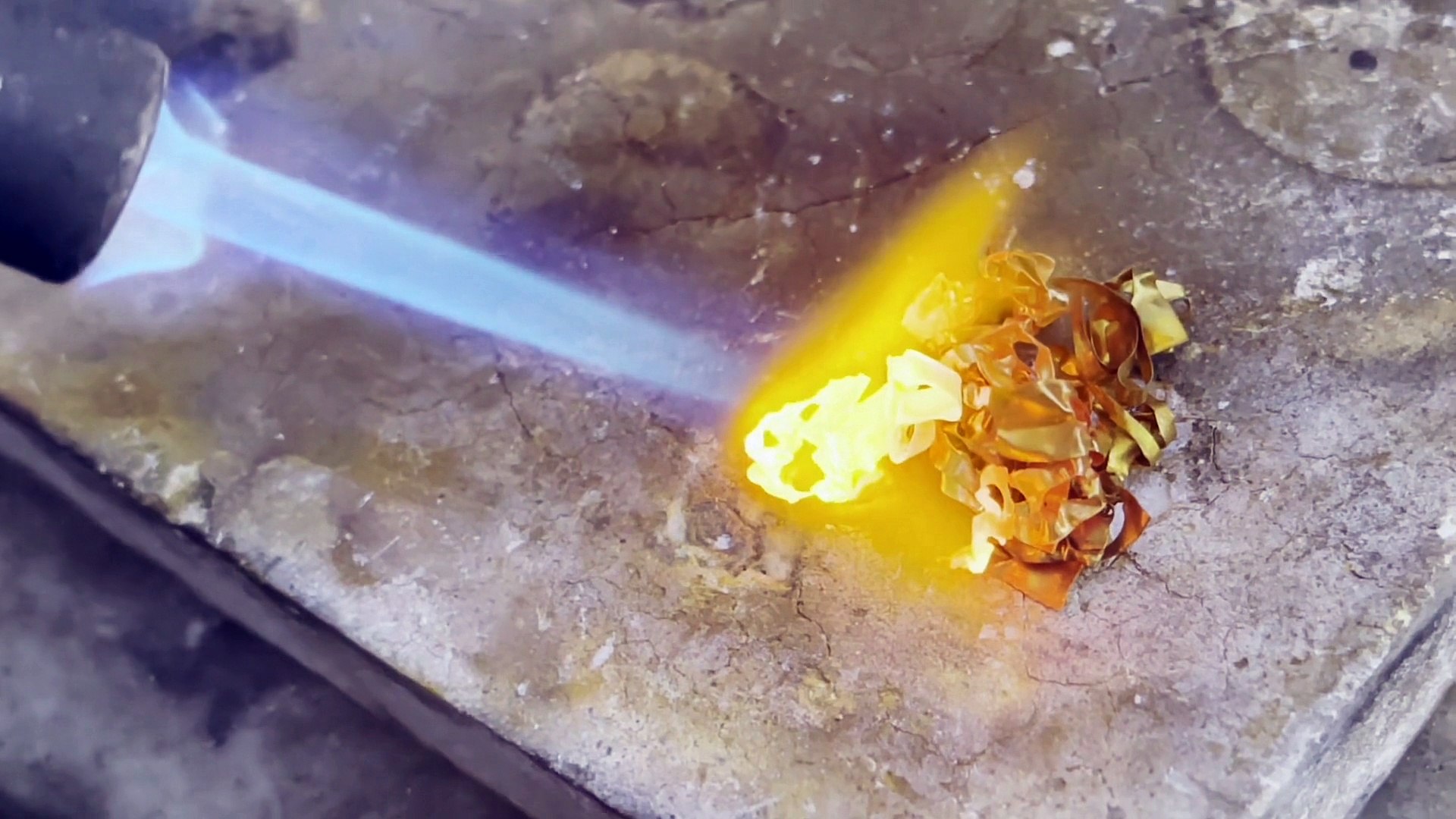 How gold pendent is made