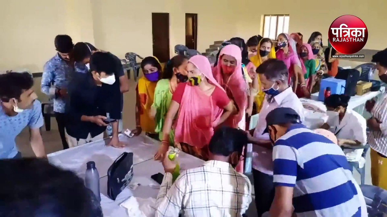 VIDEO : वैक्सीनेशन सेंटर बनाते समय नहीं रखा ख्याल, गर्मी व पसीने से तरबतर, पानी को भी तरसे