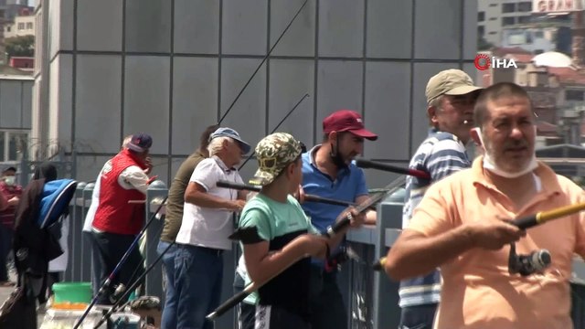 Kısıtlamasız ilk pazar günü Galata Köprüsü olta balıkçıların akınına uğradı