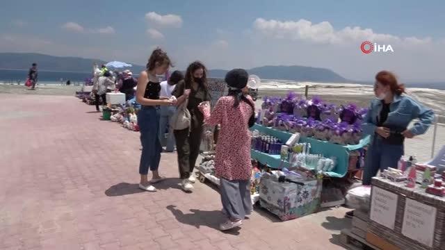 Son dakika... Salda Gölü'ne normalleşmenin ilk hafta sonunda ziyaretçi akını