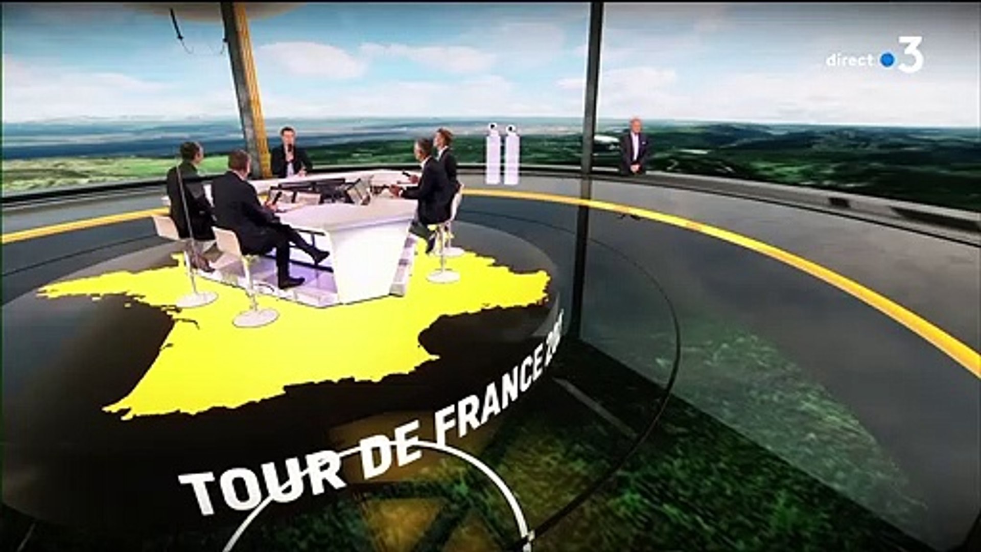 Nelson Monfort se retrouve sans pantalon et suscite les rires dans  l'émission Vélo Club, sur France 3 - Vidéo Dailymotion