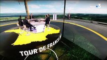 Nelson Monfort se retrouve sans pantalon et suscite les rires dans l'émission Vélo Club, sur France 3