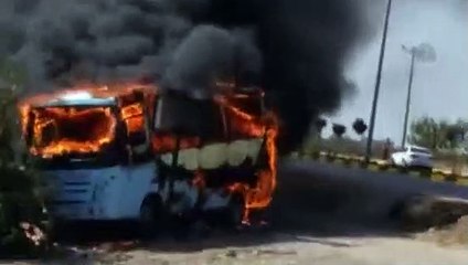 Yolcu minibüsü seyir halinde alev aldı