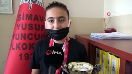 Satranç şampiyonasında kupa sevinci