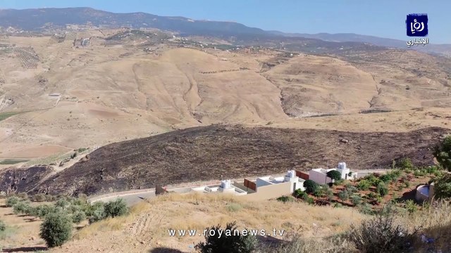 آثار الحريق الذي أتى على مساحات واسعة من الأعشاب الجافة والأشجار الحرجية في منطقة المصطبة