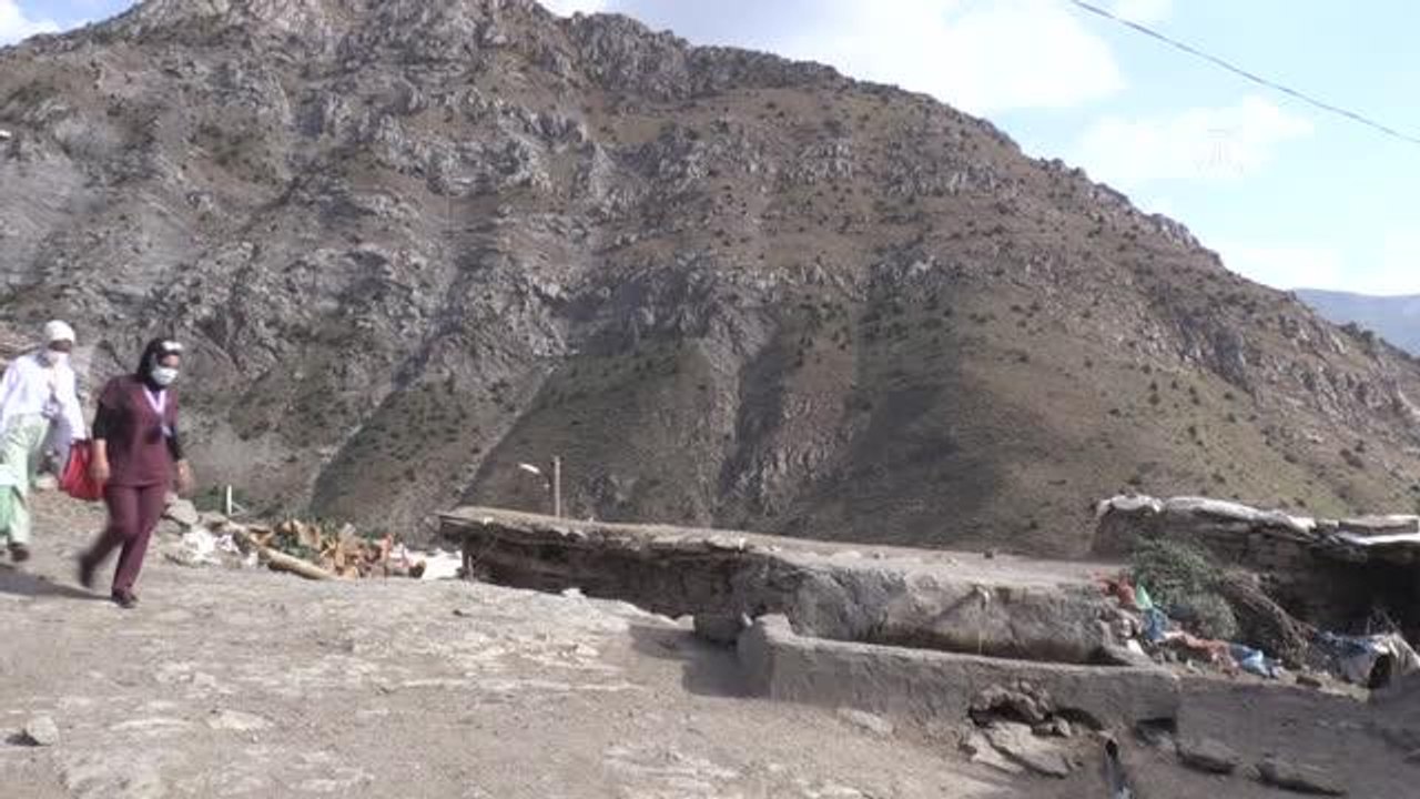 "Kovid-19 savaşçıları" köy köy gezerek vatandaşları aşılıyor