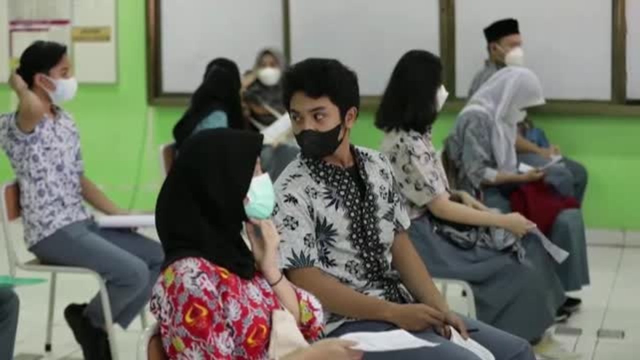 Indonesia comienza a vacunar a los jóvenes entre 12 y 17 años contra la COVID-19