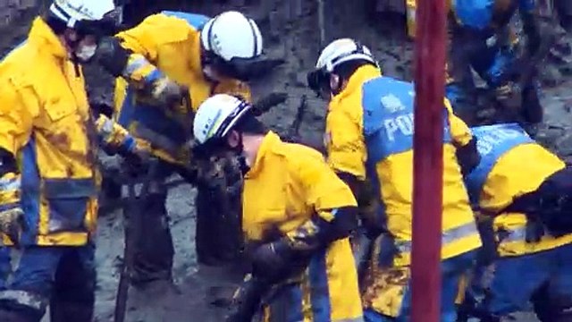 مسعفون يبحثون تحت المطر عن ناجين بعد كارثة انزلاق التربة في اليابان