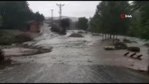 Sağanak yağış etkili oldu: Dere taştı, köy yolu kapandı
