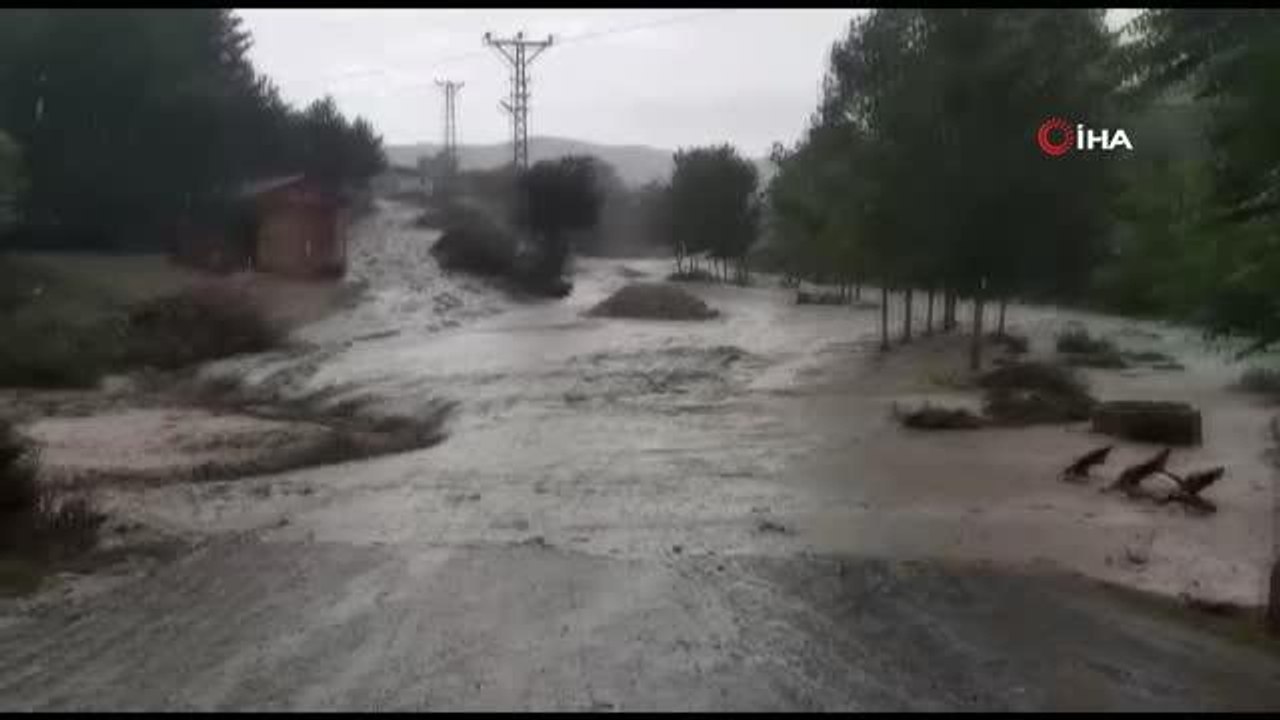 Sağanak yağış etkili oldu: Dere taştı, köy yolu kapandı