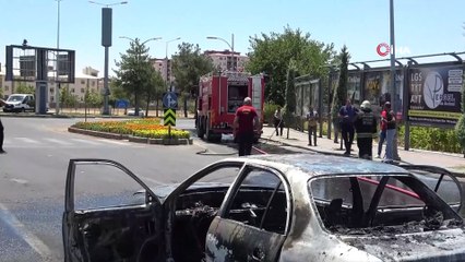 Seyir halindeki otomobil alev aldı, geriye külü kaldı