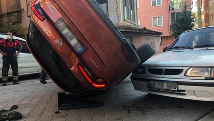 Film gibi olay! Uykusundan uyandığında aracının üzerinde başka bir otomobil gördü