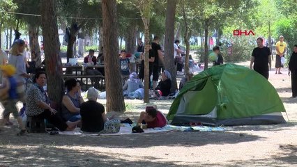 İZMİR'DE KISITLAMASIZ GEÇEN İLK PAZAR GÜNÜN HAREKETLİLİĞİ