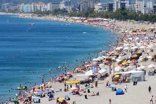 KISITLAMASIZ İLK PAZAR GÜNÜ KONYAALTI SAHİLİ DOLDU