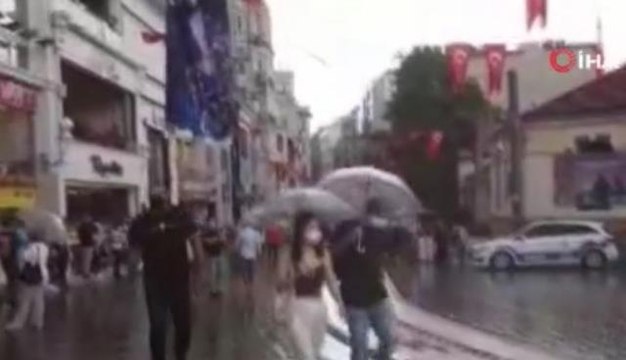 Kısıtlamasız ilk pazar günü Taksim'e çıkanlar yağmura yakalandı