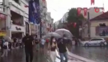 Kısıtlamasız ilk pazar günü Taksim'e çıkanlar yağmura yakalandı