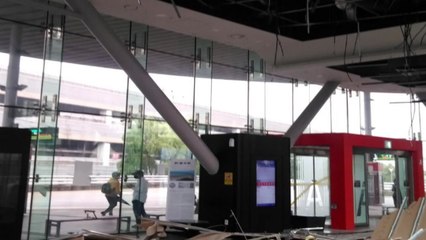 수원역 환승장 대합실 천장 무너져..."현장 통제" / YTN