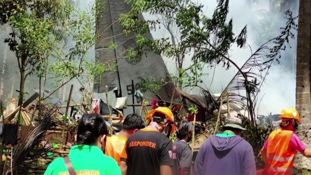 92명 탑승한 필리핀 군용기 추락 최소 29명 사망 / YTN