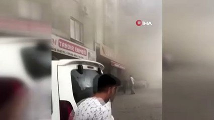- Esenyurt Balıkyolu Mahallesi’nde bir iş yerinde yangın çıktı. Yangından yükselen duman mahalleyi  kaplarken olay yerine çok sayıda itfaiye ve sağlık ekibi sevk edildi.