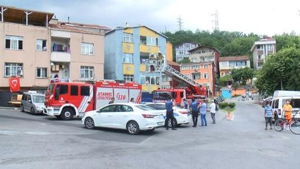 HAVAİ FİŞEK İSABET EDEN BİNANIN ÇATISINDA YANGIN ÇIKTI