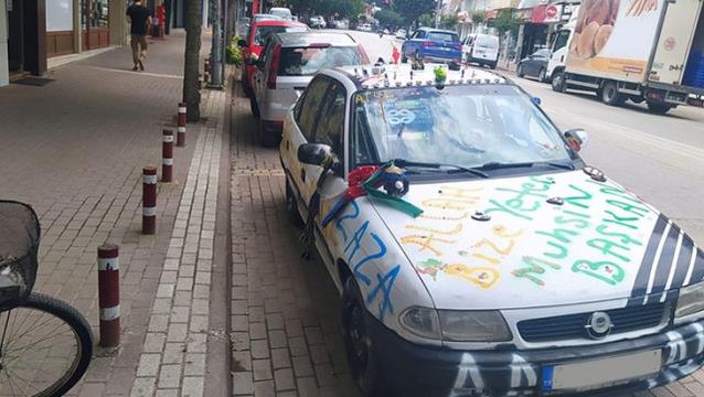 Üzerinde yazıların ve minyatür oyuncakların olduğu araç dikkat çekti! Gören telefona sarıldı