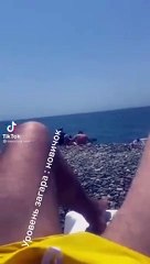 Cette femme veut avoir le bronzage parfait de ses fesses !