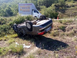 Kafa kafaya çarpışan iki araçtan biri tarlaya uçtu: 2 yaralı