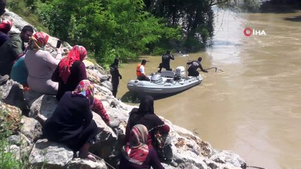 Girdiği nehirde kaybolan gencin son görüntüleri ortaya çıktı... Gencin helallik isteyerek yüzmeye başladığı anlar kamerada