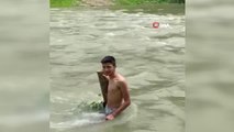 Girdiği nehirde kaybolan gencin son görüntüleri ortaya çıktı... Gencin helallik isteyerek yüzmeye başladığı anlar kamerada
