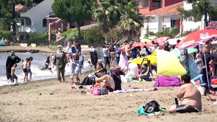 Bursalılar kısıtlamalar sonrası ilk pazar gününü denize girerek değerlendirdi