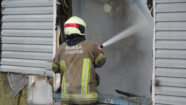 METRUK BİNADA ÇIKAN YANGIN YANINDAKİ BİNAYA DA SIÇRADI