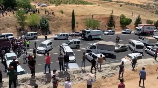 Eylem yapan tütün üreticileri Vali Çuhadar ve AK Parti İl Başkanı Dağtekin ile görüştü