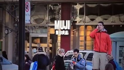 Toronto sokaklarında ezan okuyan genç