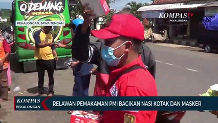 Télécharger la video: Relawan Pemakaman PMI Bagikan Nasi Kotak dan Masker