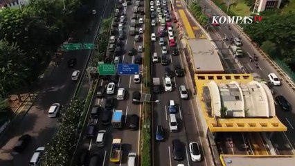 Visual Drone Kemacetan Sepanjang 5 Kilometer di Tol Dalam Kota Jakarta