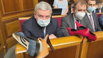 Ukrayna'da topuklu ayakkabı protestosu devam ediyor! Kadın milletvekili, Savunma Bakanı'nın önüne koydu