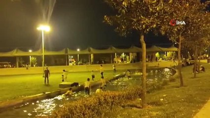 Arnavutköy'de sıcaktan bunalan çocuklar süs havuzuna girdi