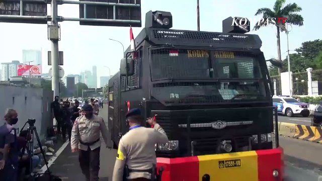 Penampakan Kendaraan Taktis Tutup Pintu Keluar Slipi di Tol Dalam Kota